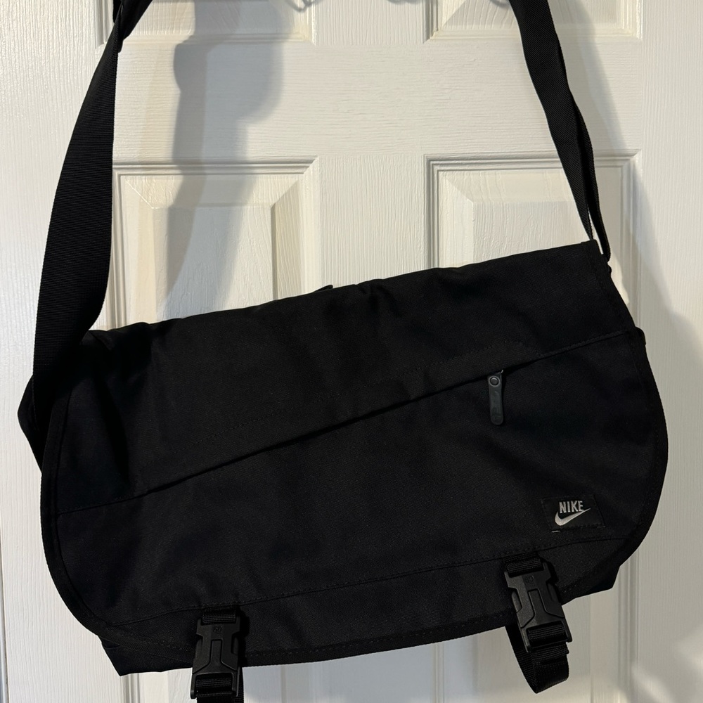 NEW Nike Messenger Bag crossbody backpack - Black